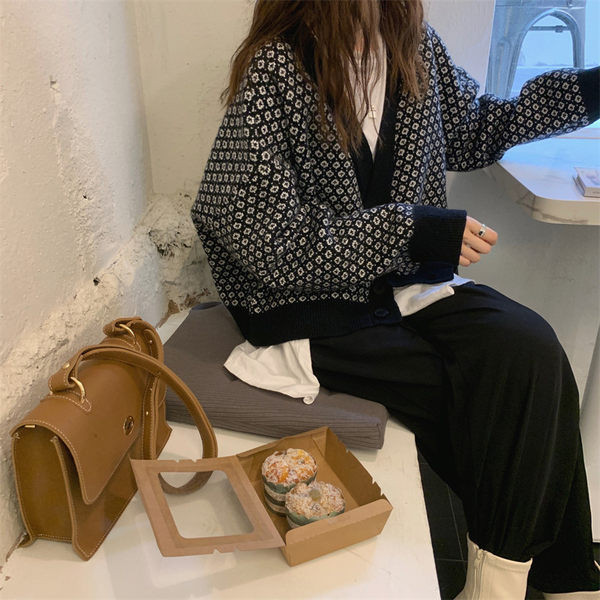 Kaasaegne naiste kardigan laia spitsikaelusega mudel