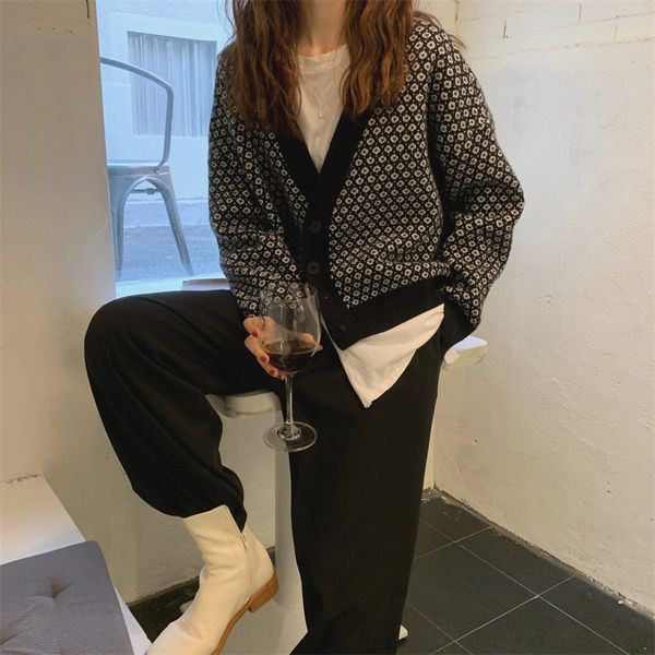 Kaasaegne naiste kardigan laia spitsikaelusega mudel