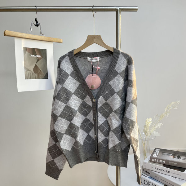 Naiste laia kardiganiga mudel spitsikaela ja nööpidega