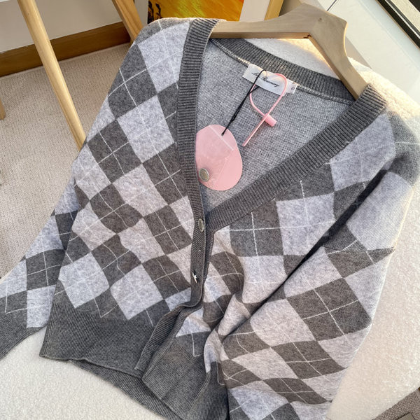 Naiste laia kardiganiga mudel spitsikaela ja nööpidega