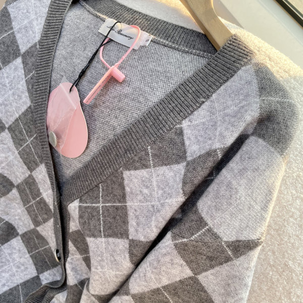 Naiste laia kardiganiga mudel spitsikaela ja nööpidega