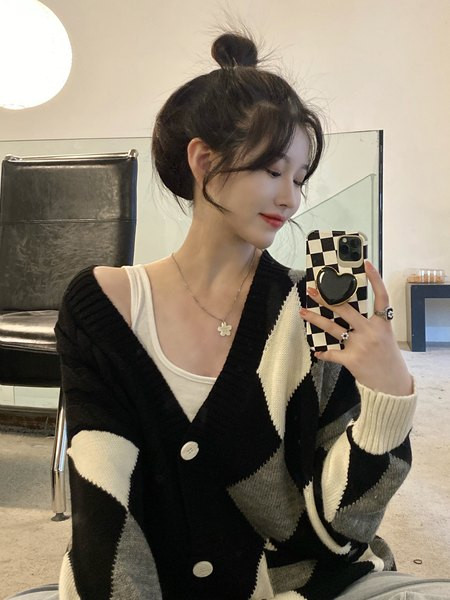 Laia mudeliga naiste vest nööpide ja spitsikaelusega