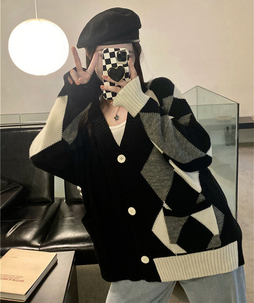 Laia mudeliga naiste vest nööpide ja spitsikaelusega