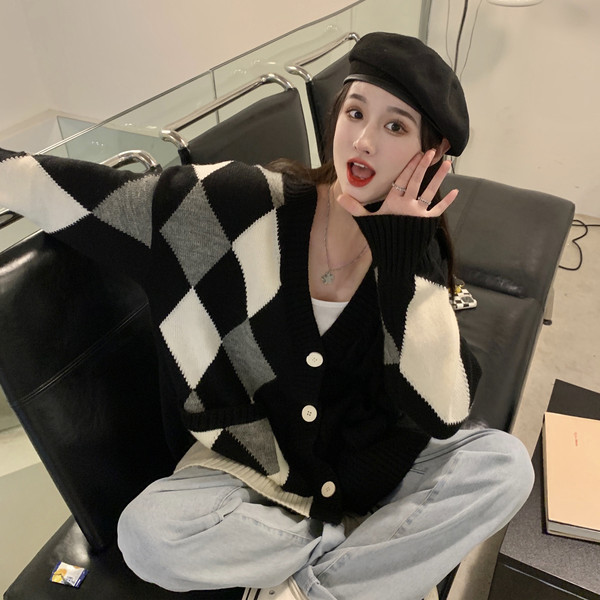 Laia mudeliga naiste vest nööpide ja spitsikaelusega