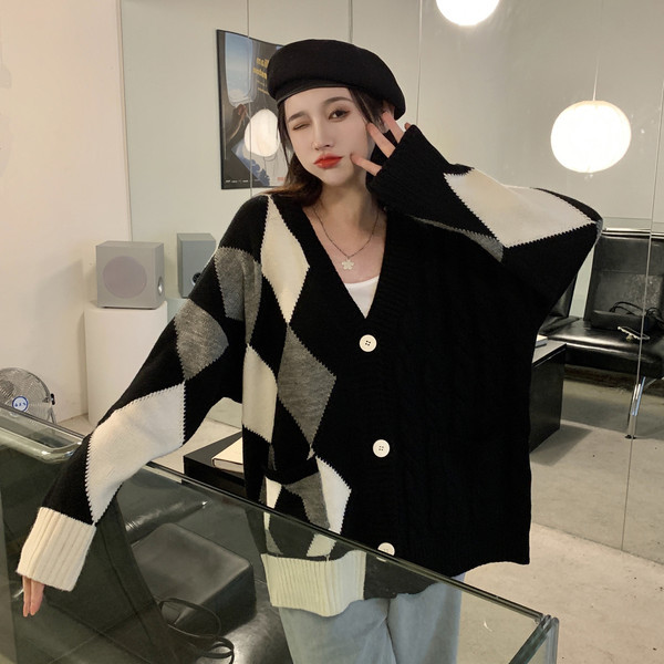 Laia mudeliga naiste vest nööpide ja spitsikaelusega