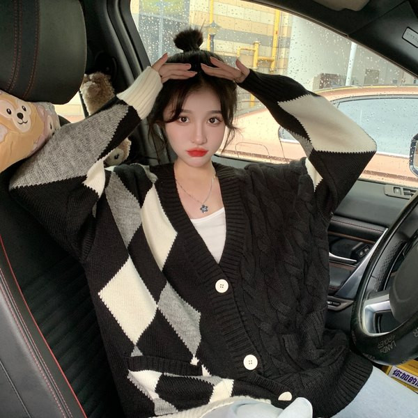 Laia mudeliga naiste vest nööpide ja spitsikaelusega