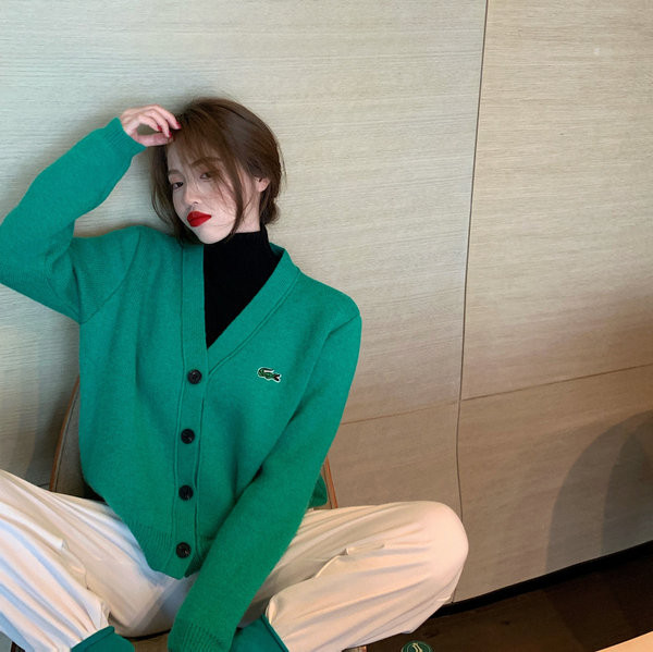 Praegune naiste kampsun tavaline tikandiga mudel