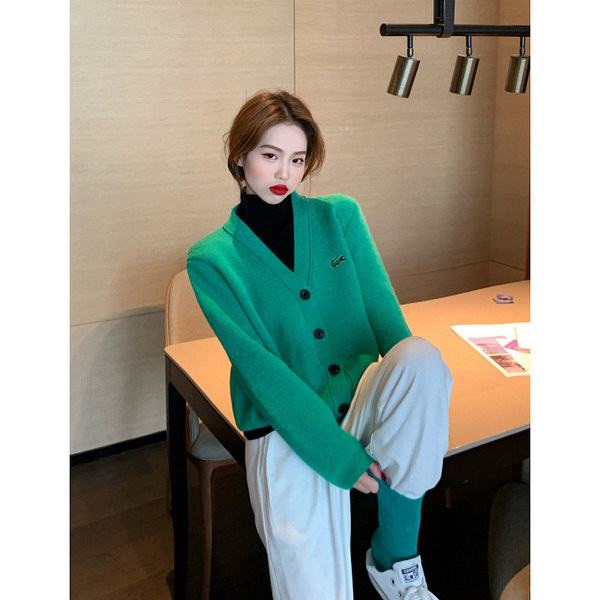 Praegune naiste kampsun tavaline tikandiga mudel