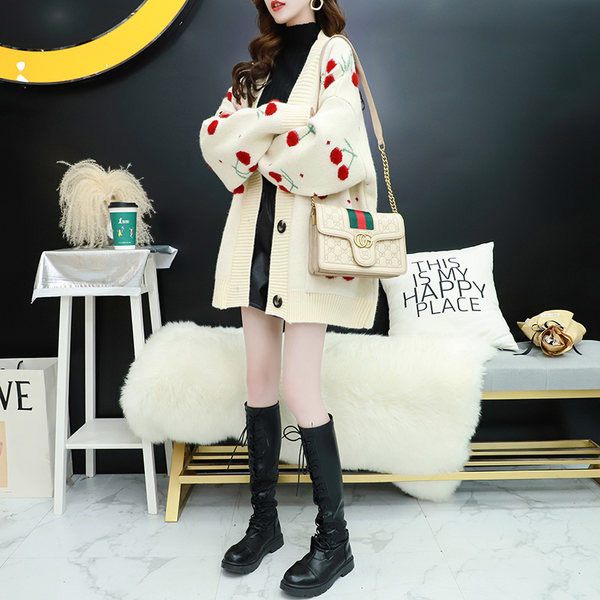 Praegune naiste kampsun laia tikandiga mudel