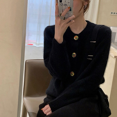 Naiste vabaaja kardigan nööpide ja ovaalse kaelusega