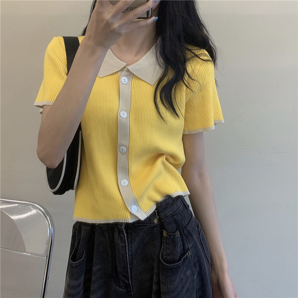 Praegune naiste vesti lihtne mudel lühikeste varrukatega