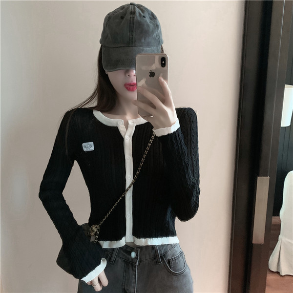 Vestă de damă elegantă, cu decolteu rotund și mâneci lungi