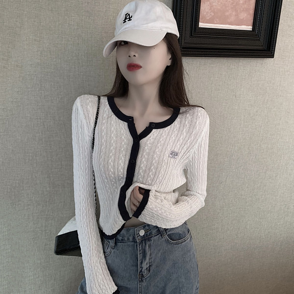 Vestă de damă elegantă, cu decolteu rotund și mâneci lungi