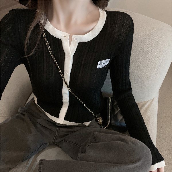 Vestă de damă elegantă, cu decolteu rotund și mâneci lungi