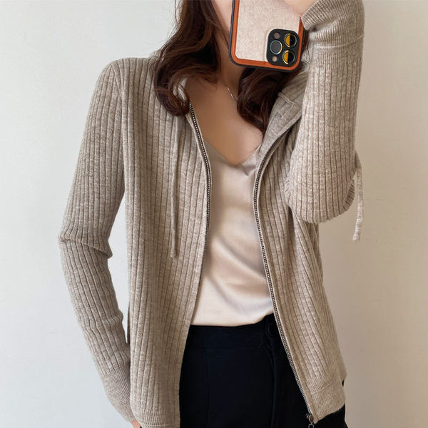 Moteriška laisvalaikio liemenė su užtrauktuku ir kaklaraiščiais