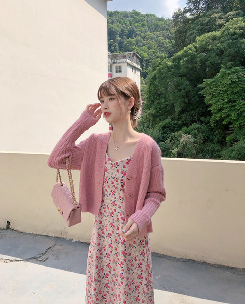 Vesta de dama cu decolteu spitz si nasturi model lat