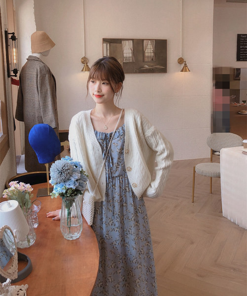 Vesta de dama cu decolteu spitz si nasturi model lat