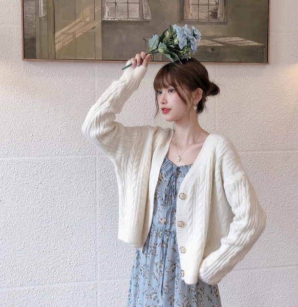 Vesta de dama cu decolteu spitz si nasturi model lat