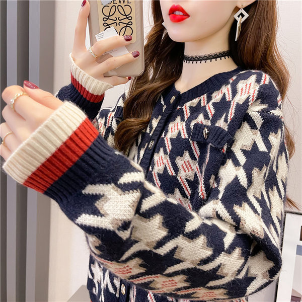 Praegune naiste mustri ja ümara kaelusega vest