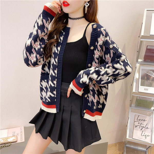 Praegune naiste mustri ja ümara kaelusega vest