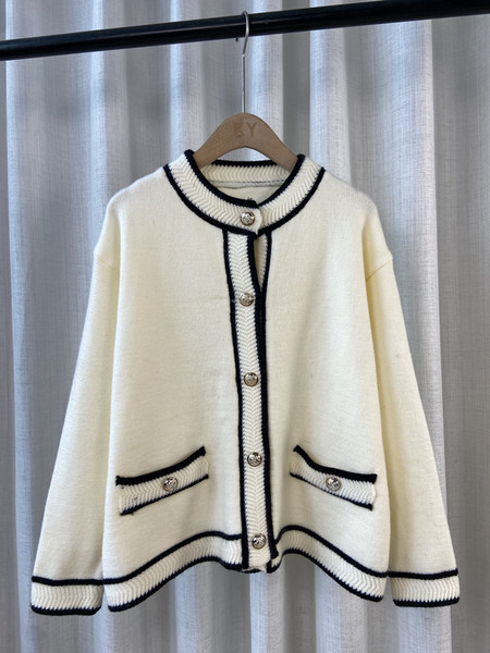 Κομψή γυναικεία μακριά ζακέτα με κουμπιά και τσέπες