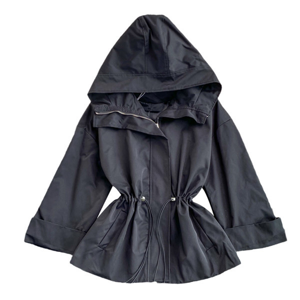 Jesenska ženska jakna s vezicama oko struka i kapuljačom