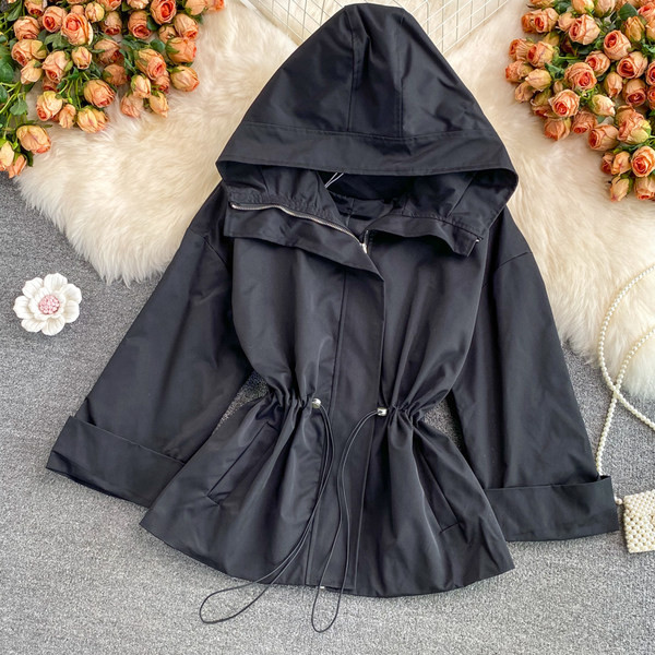 Jesenska ženska jakna s vezicama oko struka i kapuljačom