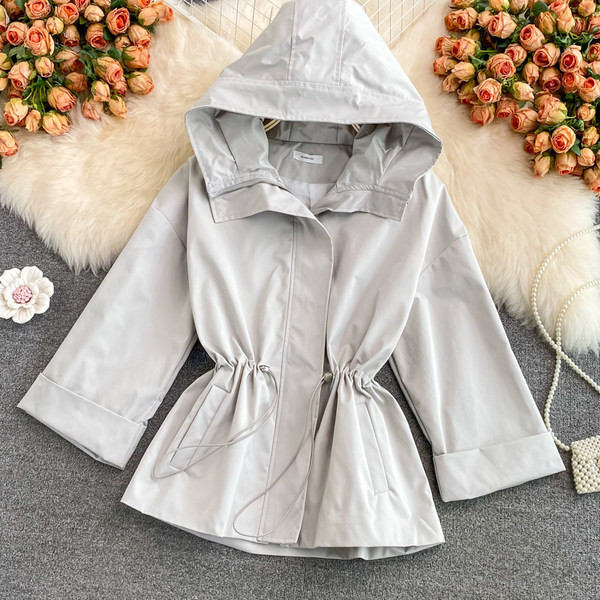 Jesenska ženska jakna s vezicama oko struka i kapuljačom