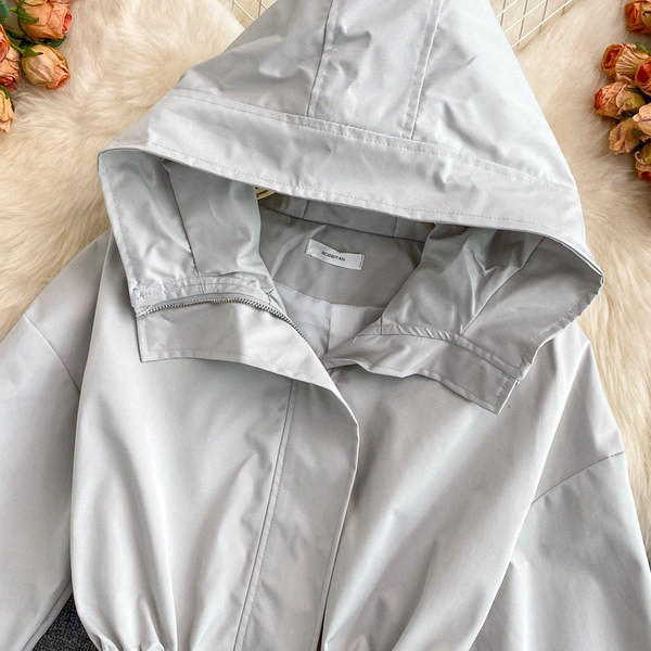 Jesenska ženska jakna s vezicama oko struka i kapuljačom