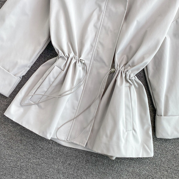 Jesenska ženska jakna s vezicama oko struka i kapuljačom