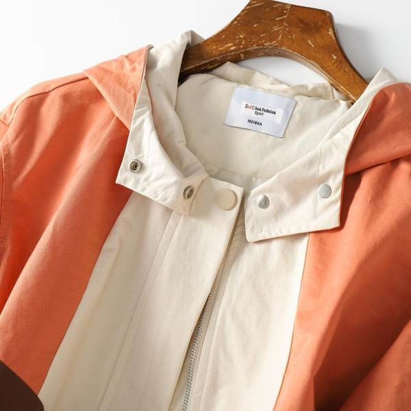 Tõmbluku ja kapuutsiga sügisene tuulejope naistele