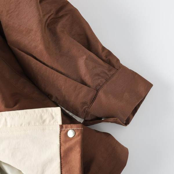 Tõmbluku ja kapuutsiga sügisene tuulejope naistele