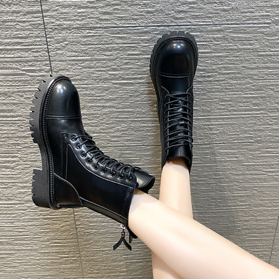 Γυναικείες χειμωνιάτικες μπότες με τραχιά σόλα και κορδόνια