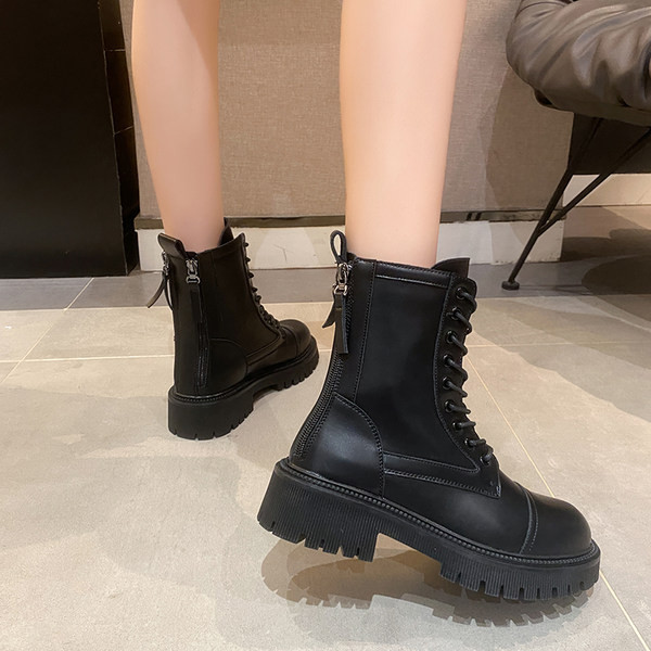 Γυναικείες χειμωνιάτικες μπότες με τραχιά σόλα και κορδόνια