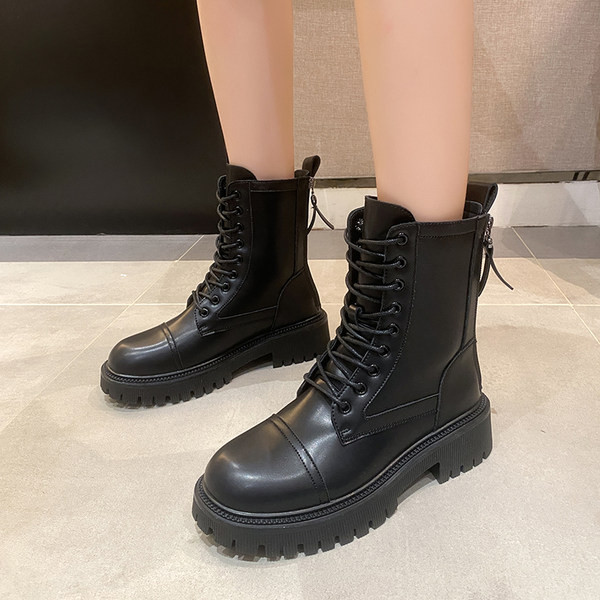 Γυναικείες χειμωνιάτικες μπότες με τραχιά σόλα και κορδόνια