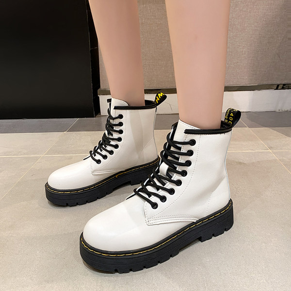 Cizme de dama din piele cu talpa aspra si sireturi