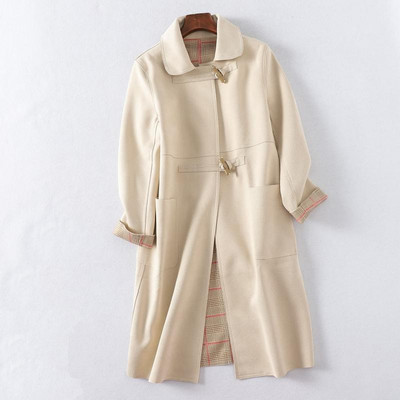 Hosszú őszi kabát zsebekkel