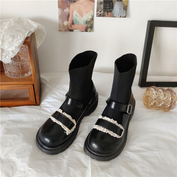 Naiste moodsad pandlaga saapad