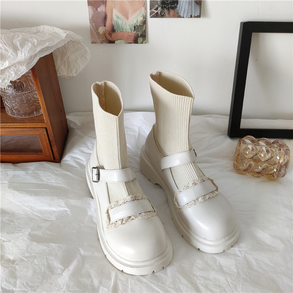 Naiste moodsad pandlaga saapad