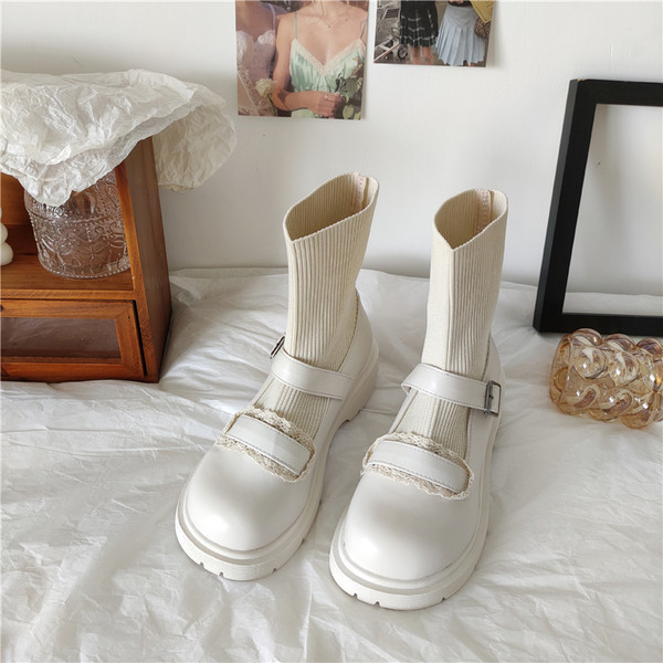 Naiste moodsad pandlaga saapad