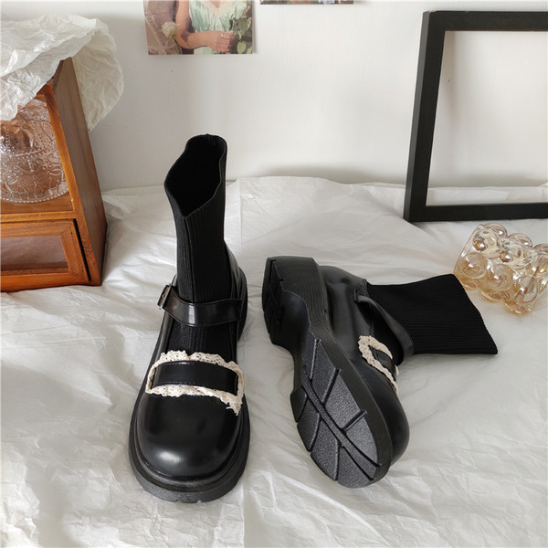 Naiste moodsad pandlaga saapad