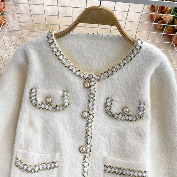 Palton scurt de dama cu buzunare si nasturi in alb si negru