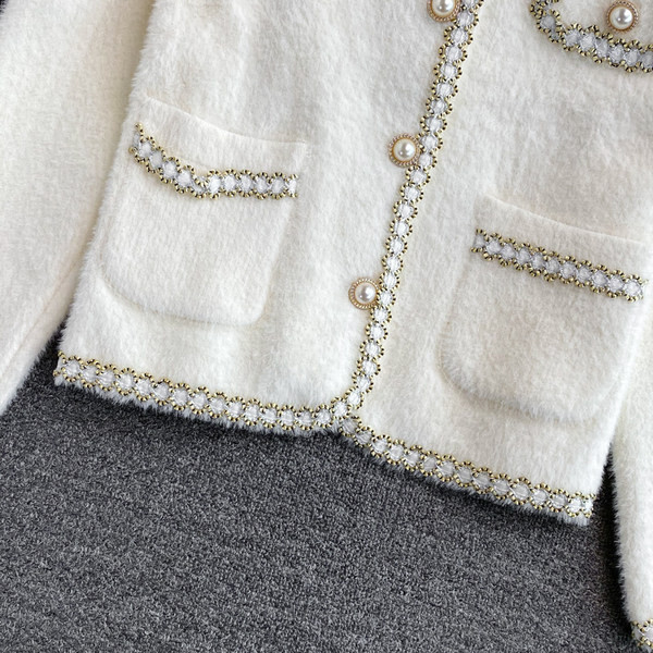 Palton scurt de dama cu buzunare si nasturi in alb si negru