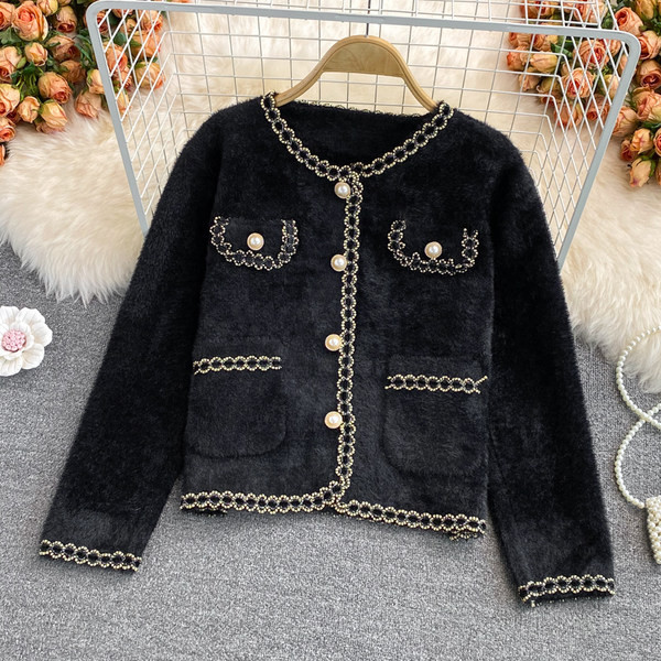 Palton scurt de dama cu buzunare si nasturi in alb si negru