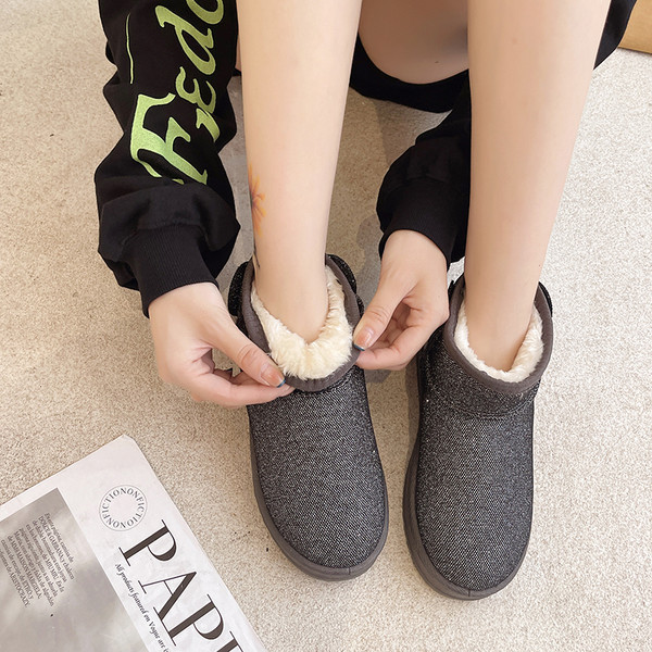 Alkalmi női pehelycsizma lapos talppal