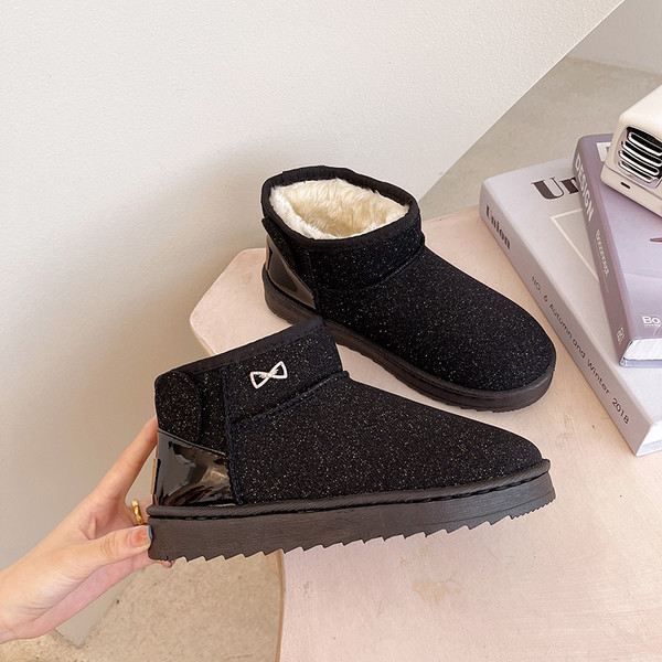 Alkalmi női pehelycsizma lapos talppal