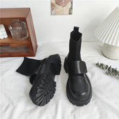 Moodsad kleebistega nahast saapad