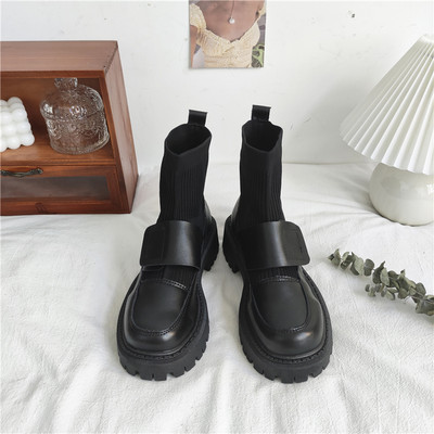 Moodsad kleebistega nahast saapad