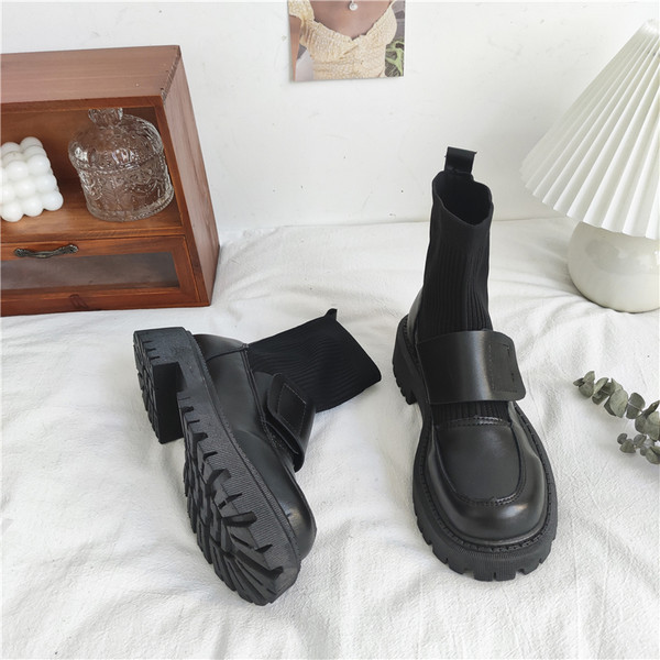 Moodsad kleebistega nahast saapad