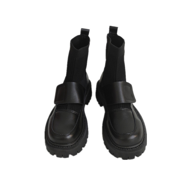 Moodsad kleebistega nahast saapad